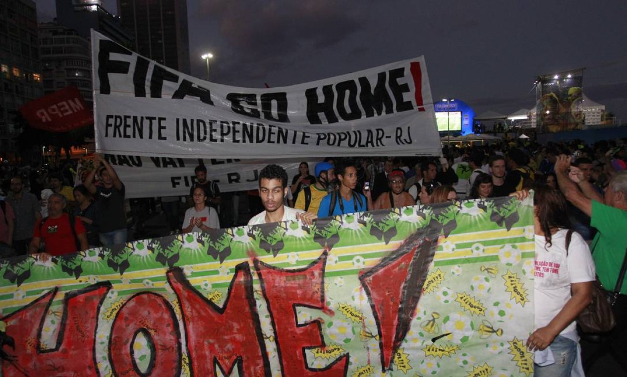 Manifestantes usam faixa para protestar contra a Fifa Foto: Domingos Peixoto / Agência O Globo