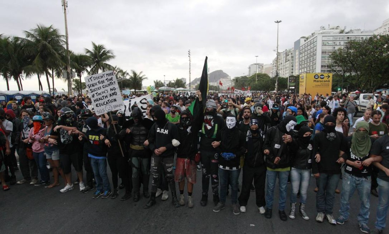 Black blocs ficam à frente de protesto em Copacabana Foto: Domingos Peixoto / Agência O Globo