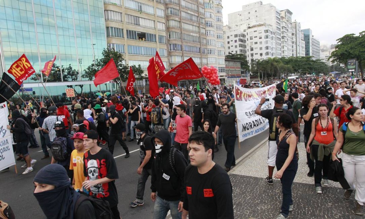 Manifestantes contra a Copa caminham na orla de Copacabana Foto: Domingos Peixoto / Agência O Globo