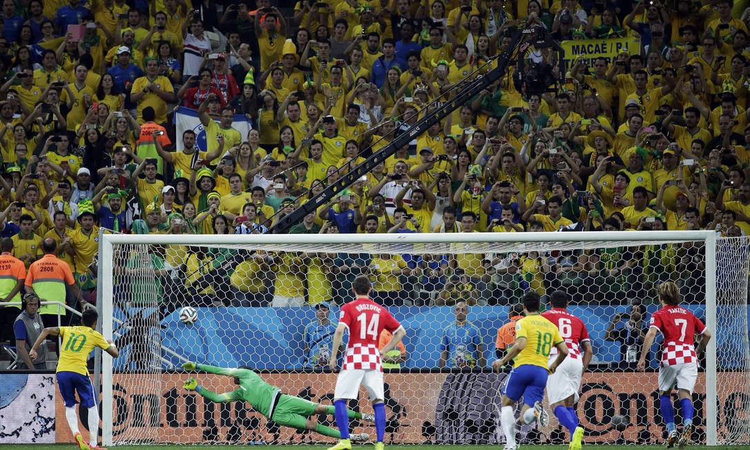 Neymar vence o goleiro croata, na cobrança do pênalti que colocou o Brasil em vantagem Foto: Felipe Dana / AP