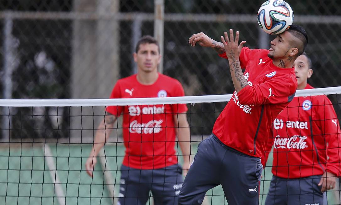 
Vidal (com a bola) durante treinamento na Toca da Raposa II
Foto:
SERGIO MORAES
/
REUTERS
