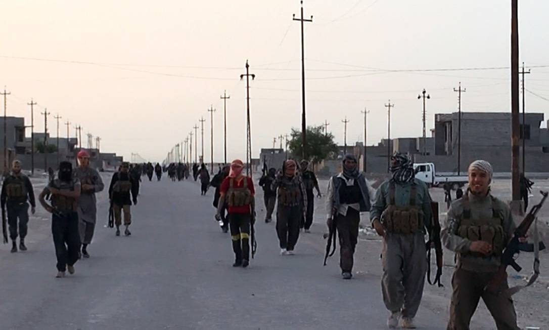
Militantes do Exército Islâmico no Iraque e na Síria (Isis) tomam posição nas ruas na cidade iraquiana de Samarra
Foto:
/
AFP
