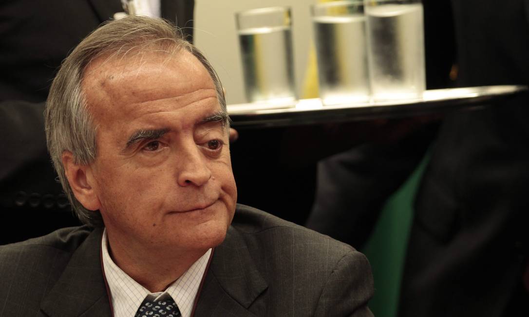 
Ex-diretor da área internacional da Petrobras, Nestor Cerveró recebeu ‘media training’ de assessor de Dirceu
Foto:
Jorge William/16-04-2014
/
Agência O Globo
