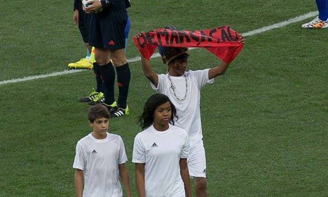 
Jovem indígena protesta durante a abertura da Copa do Mundo
Foto:
/
Luiz Pires / Comissão Guarani Yvyrupa
