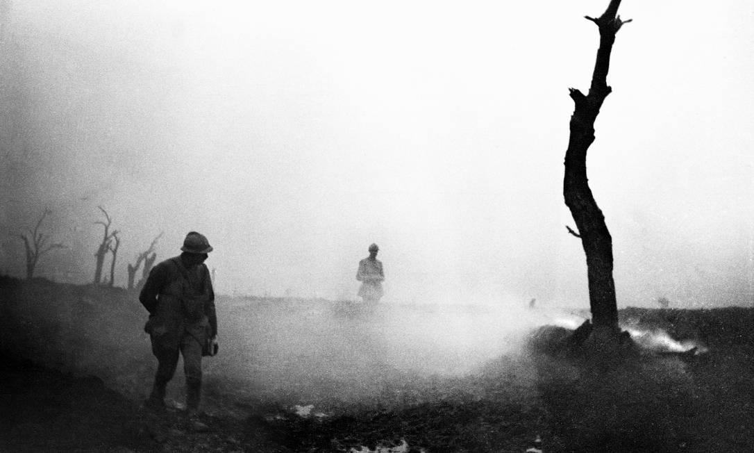 
Soldados franceses caminham perto de árvores incineradas na região de Verdun, leste da França, em 1917
Foto:
/
AFP/ Frantz Adam/ 1-10-1917
