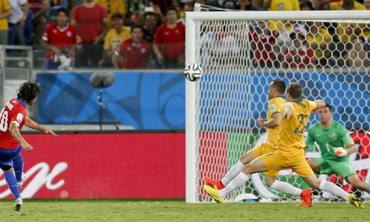 Momento do segundo gol chileno. Valdívia chuta sem chances para o goleiro Ryan Foto: Frank Augstein / AP