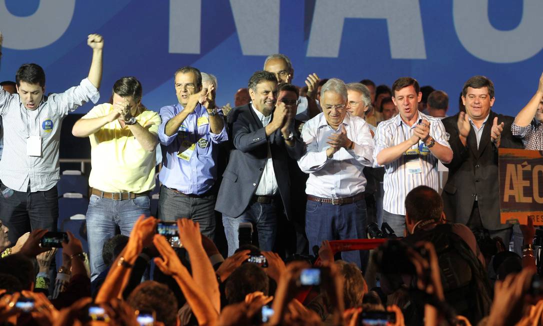 
Aécio Neves chegou à convenção do PSDB na companhia do ex-presidente Fernando Henrique Cardoso e de lideranças tucanas.
Foto:
Marcos Alves
/
Agência O Globo
