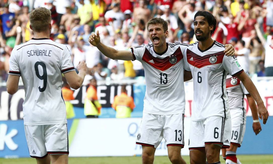 
Thomas Müller comemora um dos três gols marcados na partida
Foto:
Darren Staples
/
Reuters

