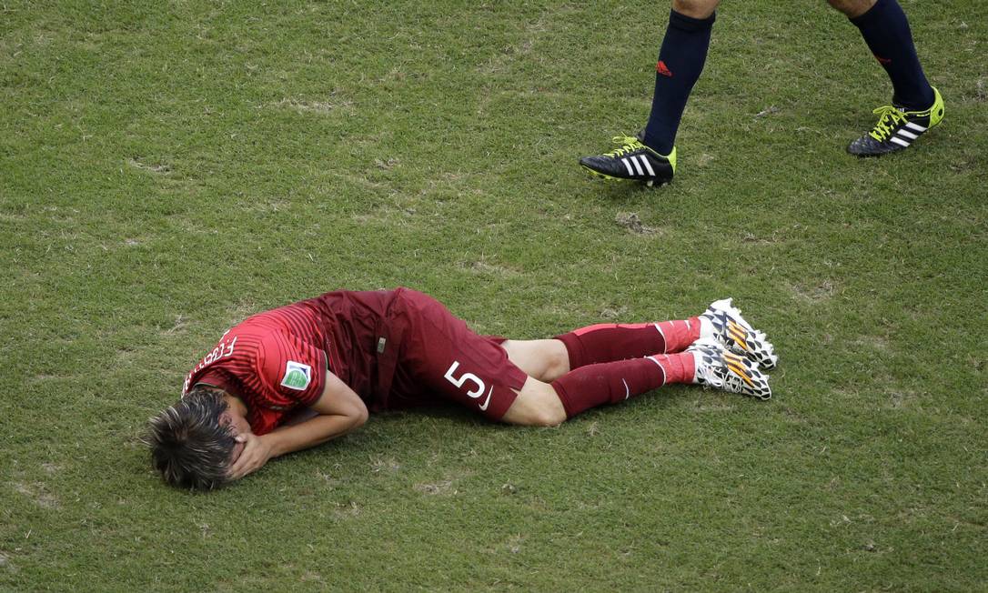 Fabio Coentrão sente a lesão no jogo contra a Alemanha, na Fonte Nova Foto: Christophe Ena / AP
