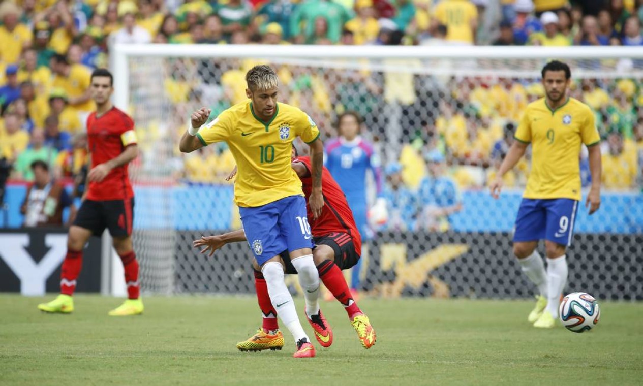 Neymar perde a bola nao meio campo, obesrvado por Fred Foto: Ivo Gonzalez / Ivo Gonzalez