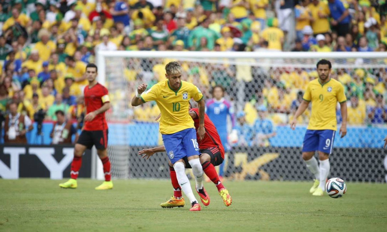 Neymar tenta a jogada no meio Foto: Ivo Gonzalez / Agência O Globo