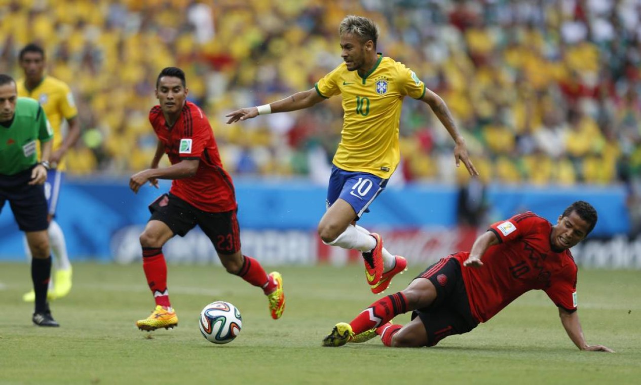 Neymar avança em mais um ataque do Brasil Foto: Alexandre Cassiano / Alexandre Cassiano
