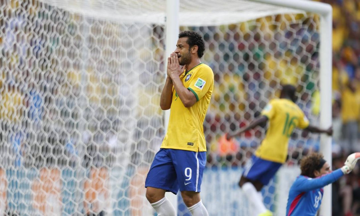 Fred lamenta o gol anulado por impedimento Foto: Alexandre Cassiano / Agência O Globo
