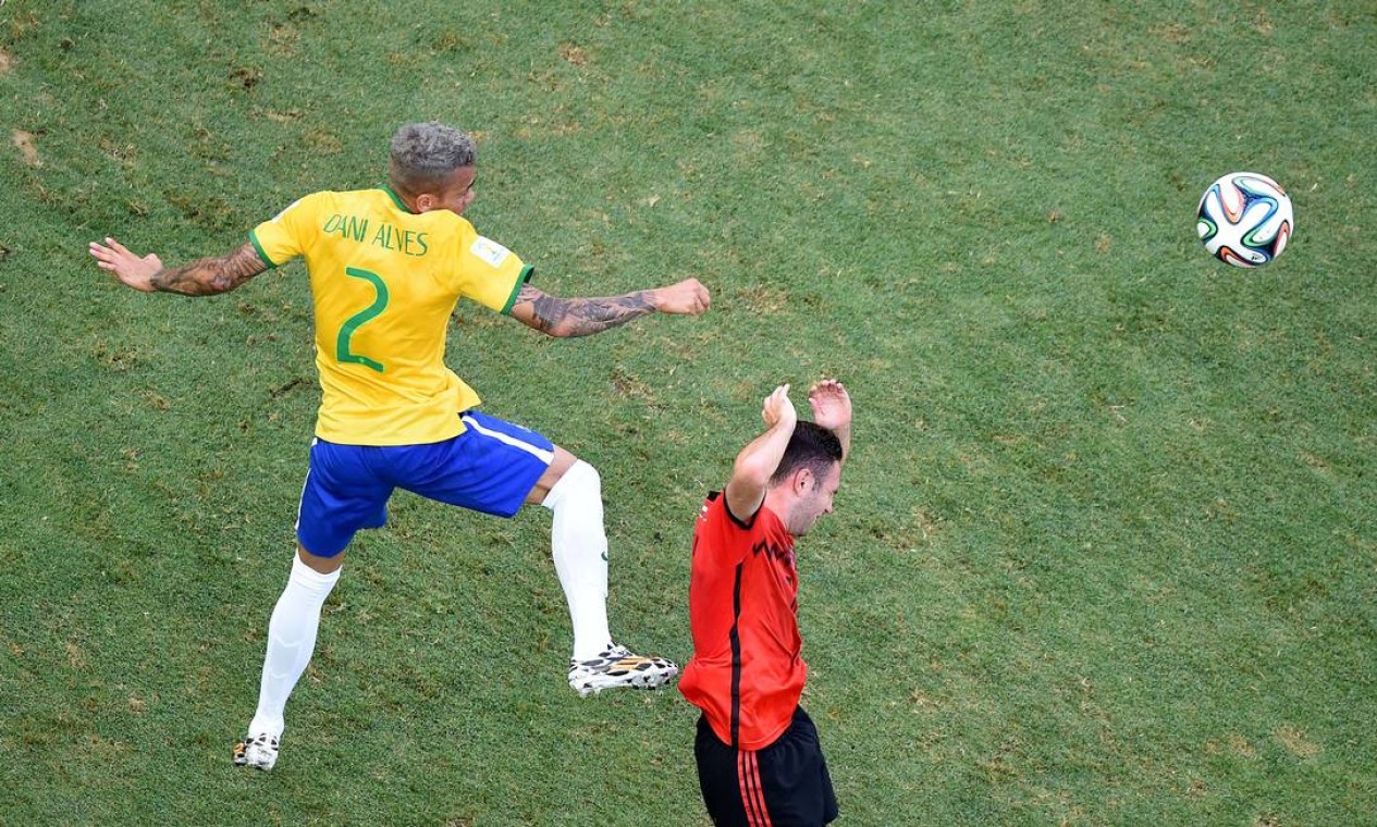 Dani Alves disputa o lance pelo alto com Miguel Layun Foto: FRANCOIS XAVIER MARIT / AFP