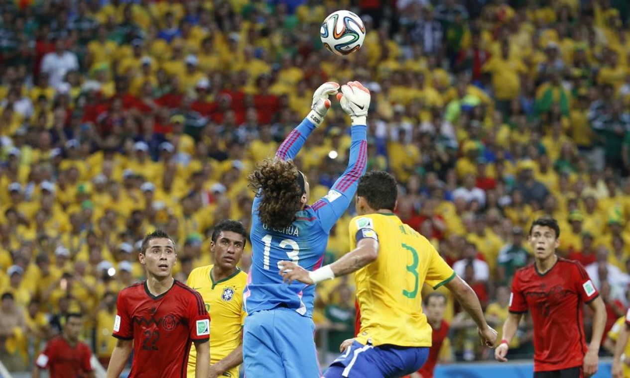 O goleiro mexicano tira a bola da área Foto: Ivo Gonzalez / Agência O Globo