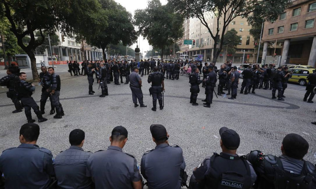 Praça sem manifestantes, mas cheia de policiais Foto: Pablo Jacob / Agência O Globo