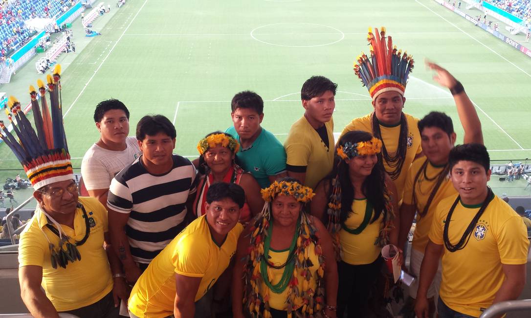 
Um grupo de 15 índios ganhou ingressos da Funai para o estádio, em Cuiabá: “Nunca pensei que iríamos assistir à Copa do Mundo com povos de outros países”
Foto:
Agência O Globo
/ Lauro Neto
