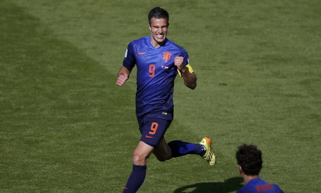 O holandês Van Persie é outro que tem quatro gols, o último marcado contra o Brasil Foto: MARKO DJURICA / REUTERS