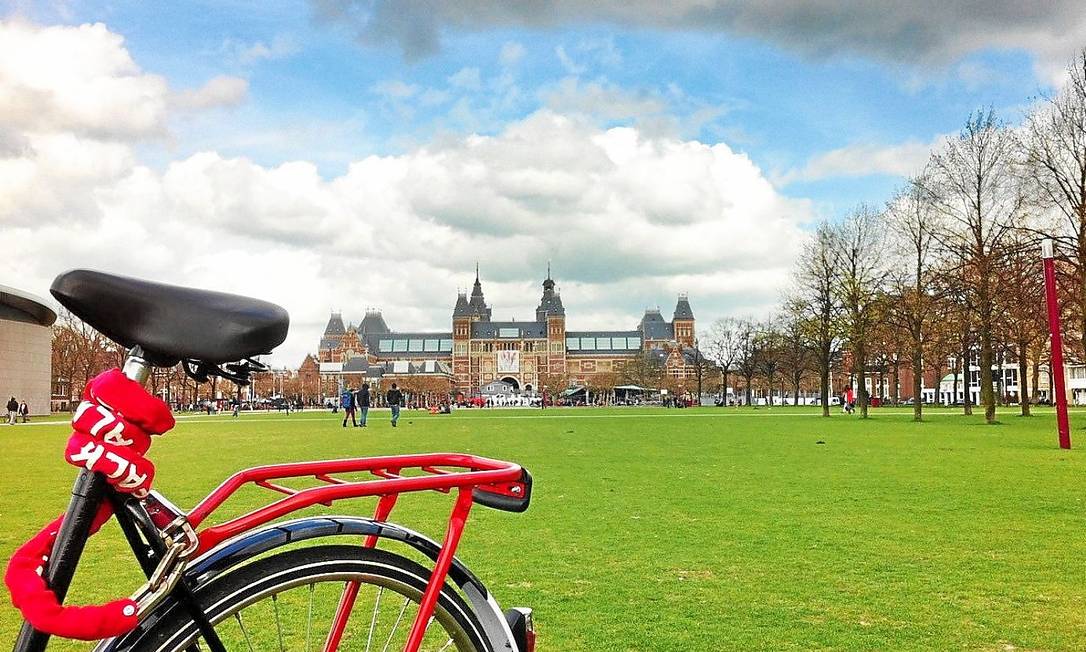 
Em Amsterdã, o Rijksmuseum, na Praça dos Museus, é cercado por ciclovias
Foto:
Foto de Fernanda Dutra
