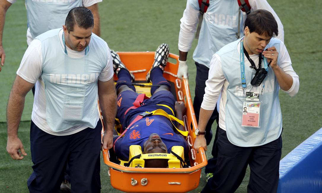 
Bruno Martins Indi é levado desacordado para hospital após sofrer falta de Tim Cahill
Foto:
/
AP
