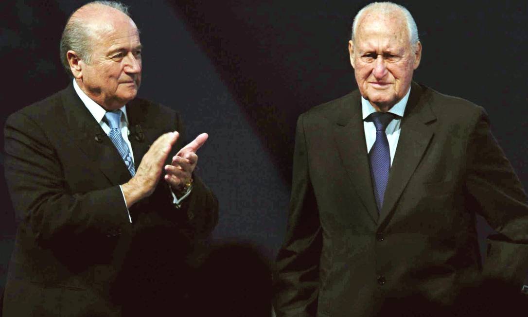 
Joseph Blatter (esq.) sucedeu João Havelange no comando do futebol mundial
Foto:
/
AFP/20-05-2004
