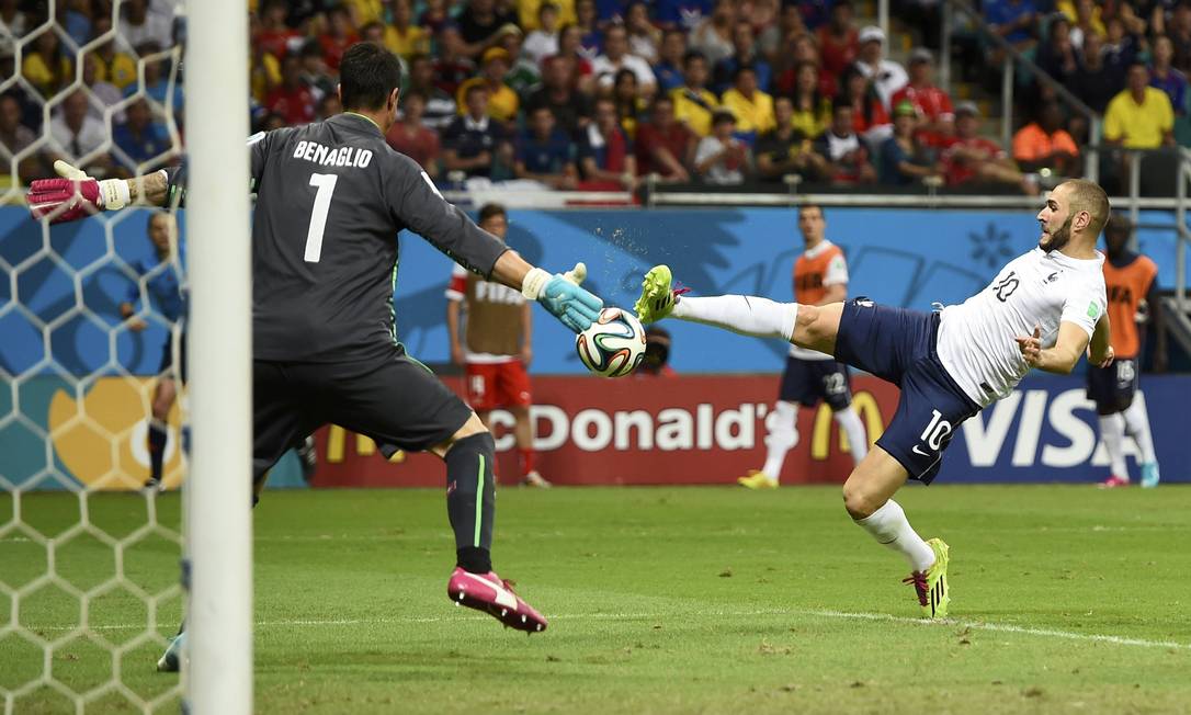 
Benzema marca o quarto gol da França: atacante deu trabalho aos suíços
Foto:
DYLAN MARTINEZ
/
REUTERS
