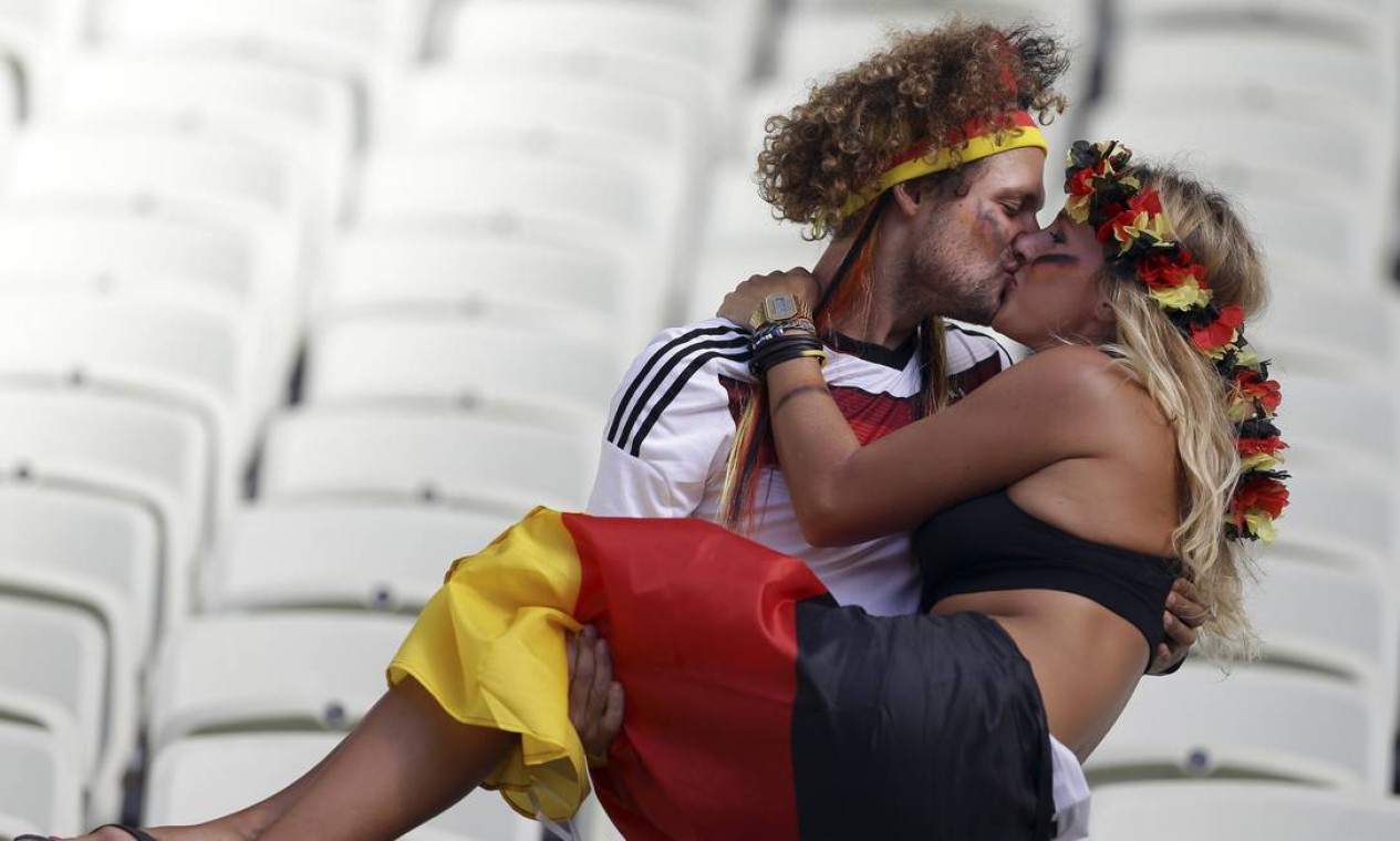 Em Fortaleza, viva o amor! Na torcida pela Alemanha, um bocado de romantismo nas cadeiras da Arena Castelão Foto: Martin Mejia / AP