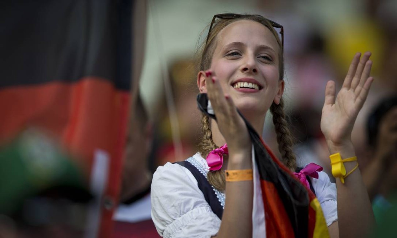 Olha só a alegria dela por torcer pela seleção alemã Foto: Guito Moreto / Agência O Globo