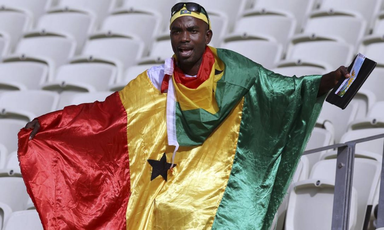 O torcedor de Gana também está lá no Castelão, acreditando em surpreender os poderosos alemães Foto: Martin Mejia / AP