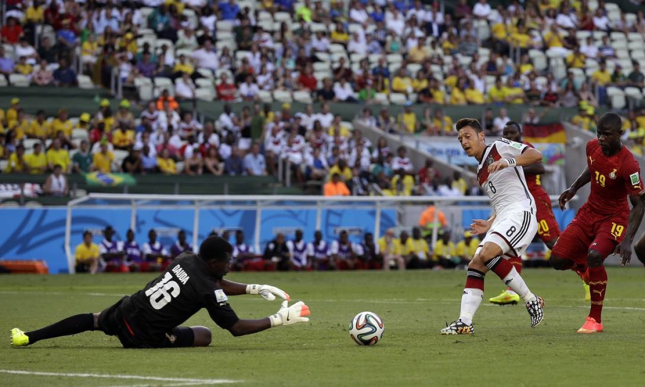 O goleiro de Gana, Dauda, faz defesa difícil aos pés de Özil, da Alemanha, no Castelão, em Fortaleza Foto: Martin Mejia / AP