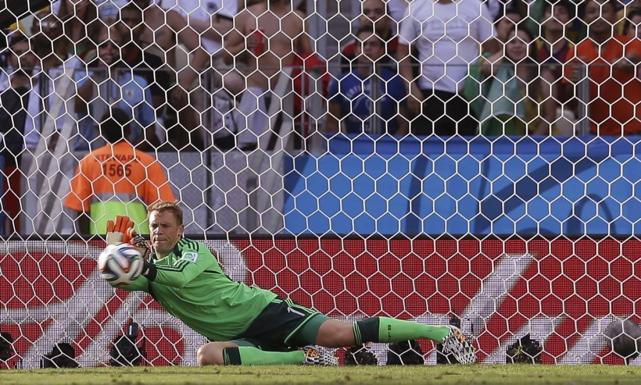 Do outro lado, o goleiro Manuel Neuer também tem trabalho com chutes de meia e longa distância dos jogadores de Gana no jogo contra a Alemanha Foto: Martin Mejia / AP