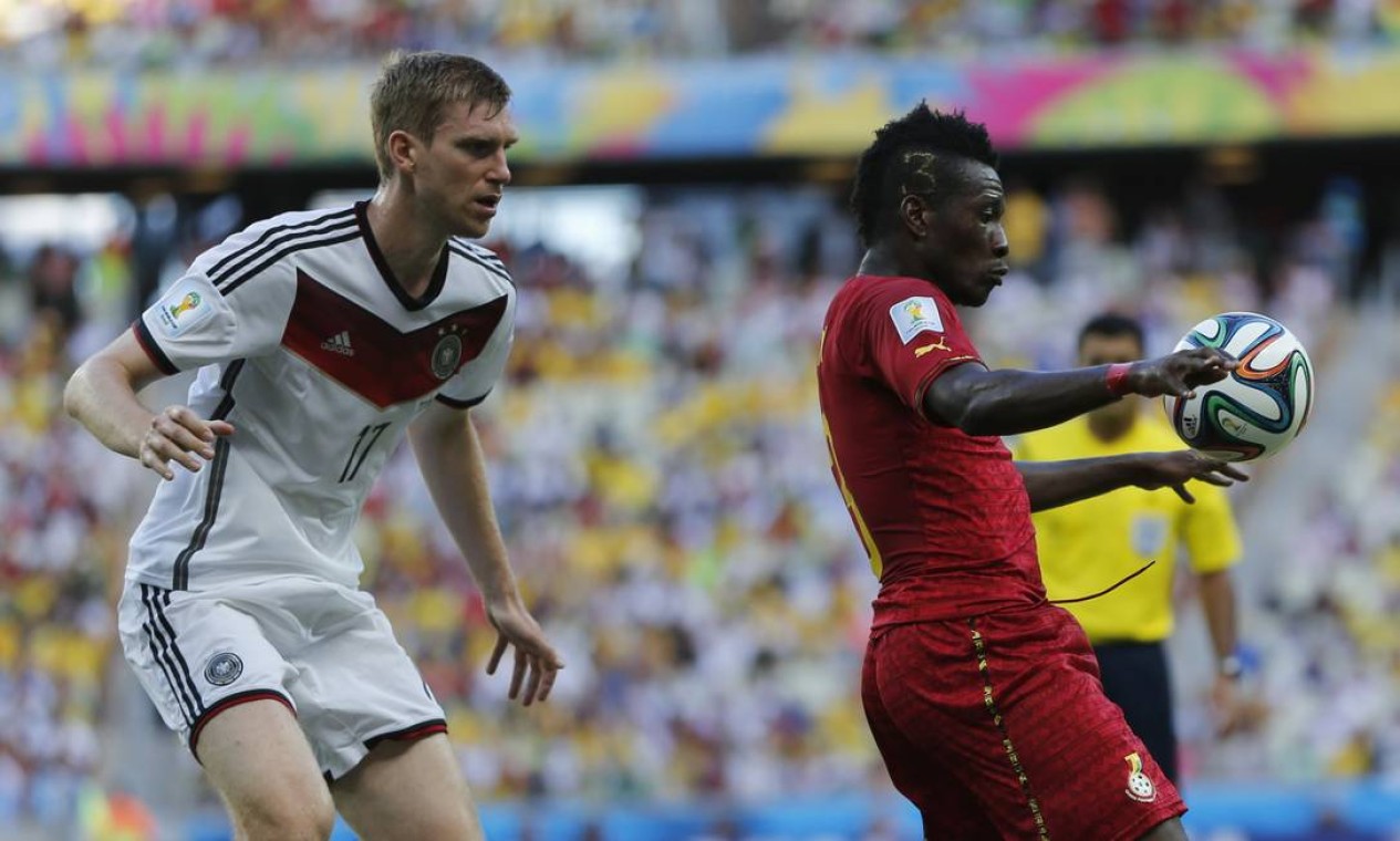 Mertesacker na marcação a Asamoah Gyan: Alemanha x Gana Foto: Matthias Schrader / AP