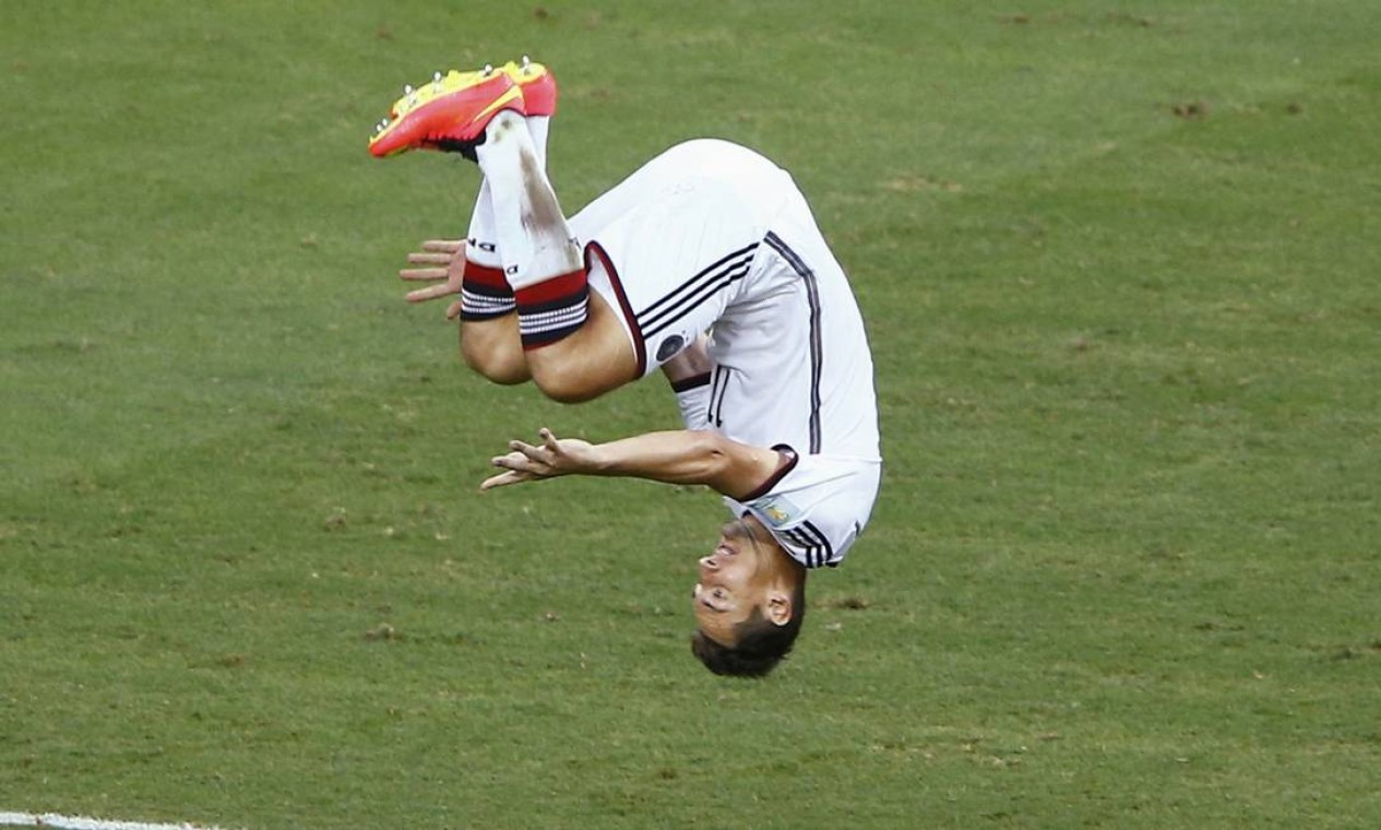 ...mas Miroslav Klose mostrou que tem estrela e empatou para a Alemanha, logo após entrar em campo Foto: MIKE BLAKE / REUTERS