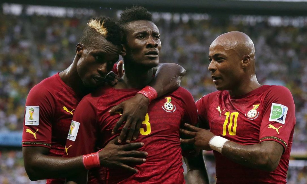Asamoah Gyan, ao centro, é uma das estrelas de Gana Foto: Marcio Jose Sanchez / AP