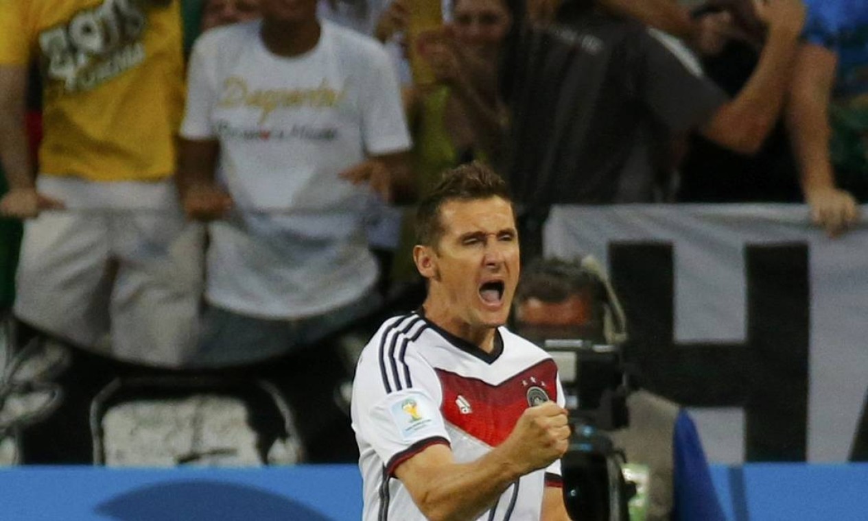 Com dois gols estão 21 jogadores. Maior artilheiro em Copas, o alemão Miroslav Klose é um deles. Em Mundiais, ele já chega a 16 gols Foto: LASZLO BALOGH / REUTERS