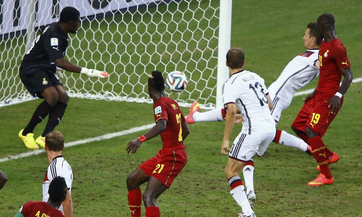 O momento do gol histórico: Klose estica a perna direita e desvia a bola para marcar o segundo gol da Alemanha no empate em 2 a 2 com Gana, seu 15º nos Mundiais. Ele iguala o recorde de Ronaldo Fenômeno e torna-se, com o brasileiro, o maior artilheiro das Copas Foto: MIKE BLAKE / REUTERS