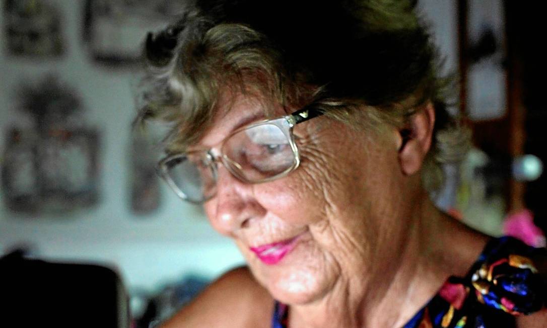 
Zezé Teixeira, de 83 anos, acessa a rede social todos os dias para escrever, informar-se, falar com as amigas e ficar mais próxima da família
Foto:
/ Gustavo Stephan