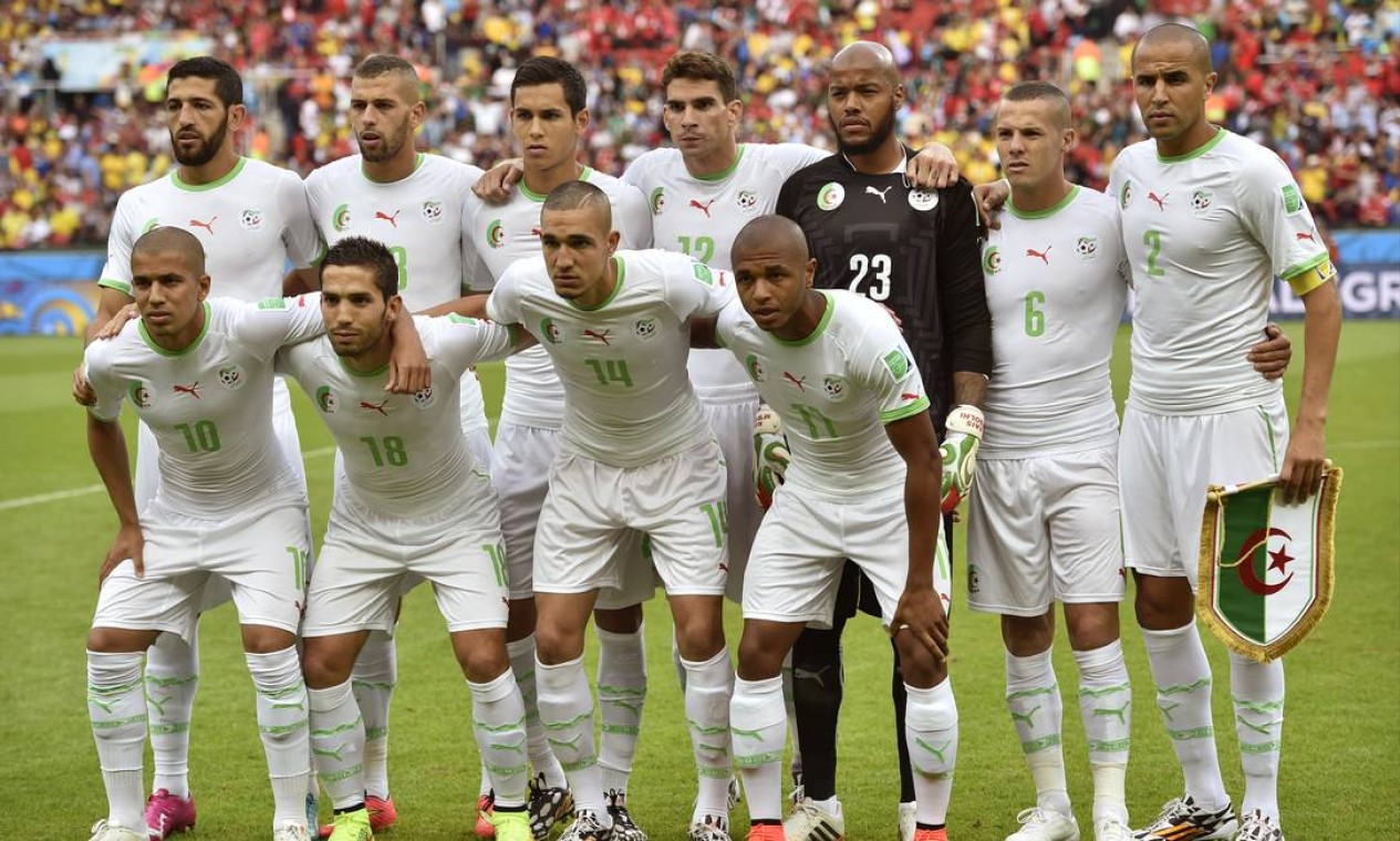 O time argelino posa para foto antes da partida Foto: Martin Meissner / AP