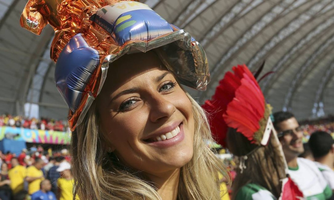Torcedora argelina sorri antes do jogo no Beira-Rio Foto: Jon Super / AP