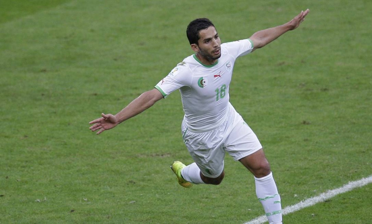 O argelino Abdelmoumene Djabou marcou o terceiro gol, ainda na etapa inicial Foto: Michael Sohn / AP