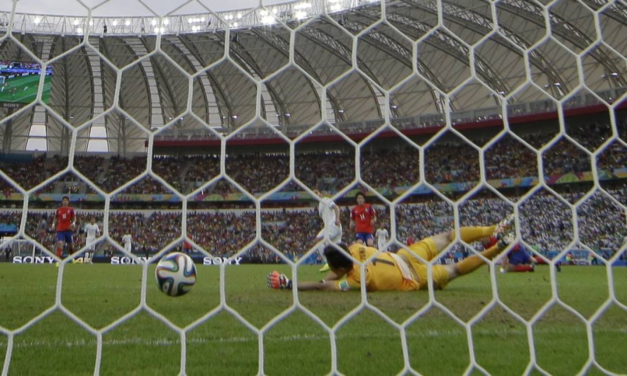 O goleiro sul-coreano Jung Sung-ryong nada pôde fazer no terceiro gol argelino, marcado por Abdelmoumene Djabou Foto: Lee Jin-man / AP