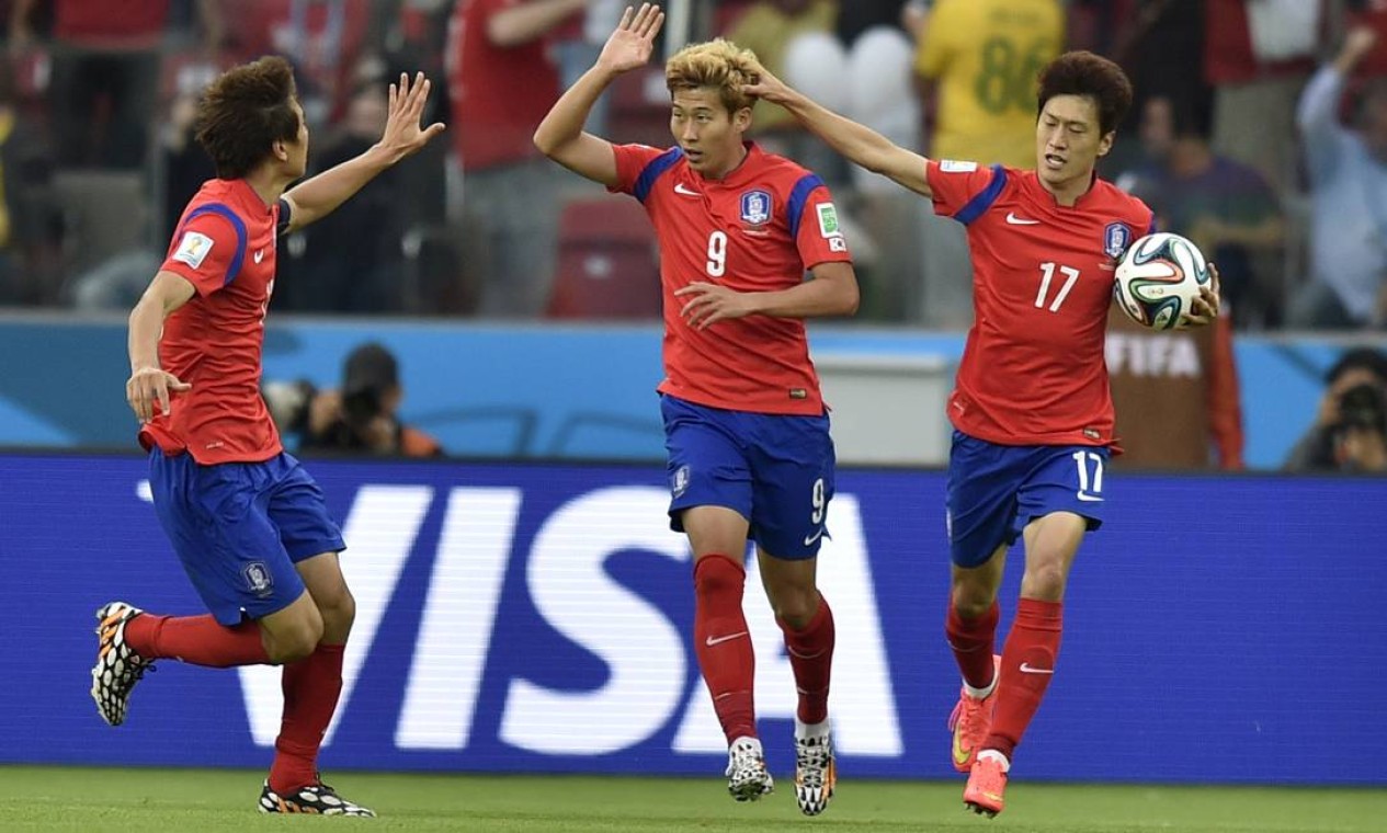 Son Heung-min, ao centro, comemora o primeiro gol sul-coreano Foto: Fernando Vergara / AP