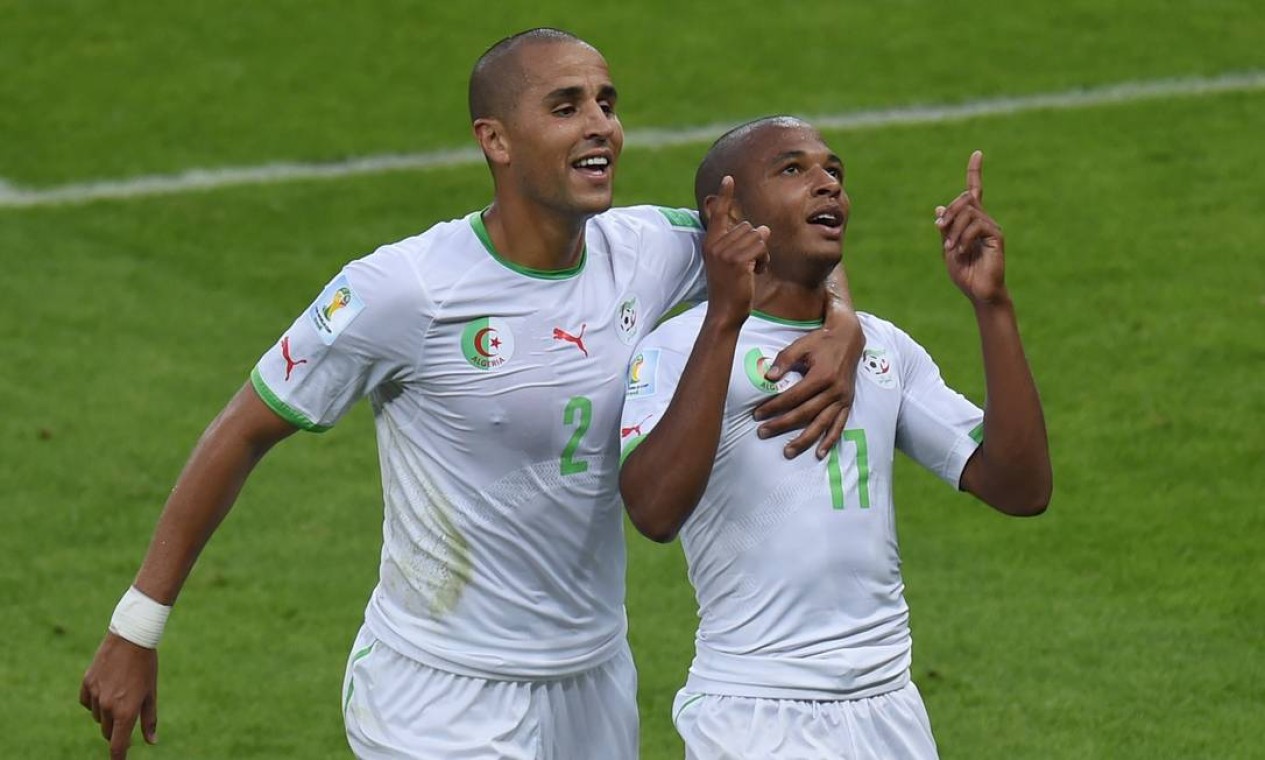 A Argélia deu o troco logo depois, e Yacine Brahimi, à direita, marcou o quarto da seleção Foto: PEDRO UGARTE / AFP
