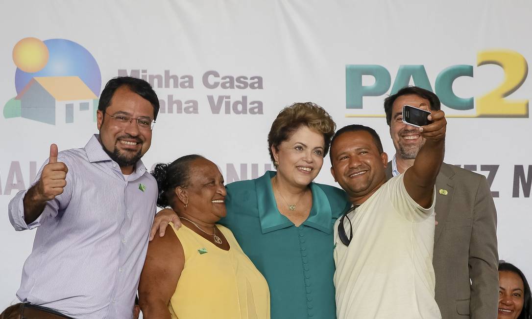 Presidente Dilma Rousseff tira selfie com beneficiário do programa Minha Casa Minha Vida Foto: Presidência da República / Roberto Stuckert Filho