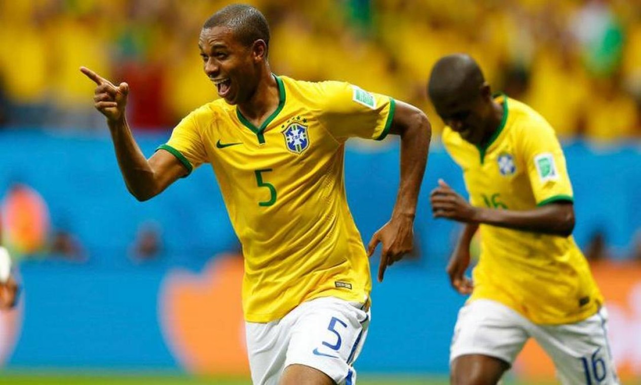 O volante Fernandinho fecha a relação de brasileiros Foto: Dominic Ebenbichler / REUTERS