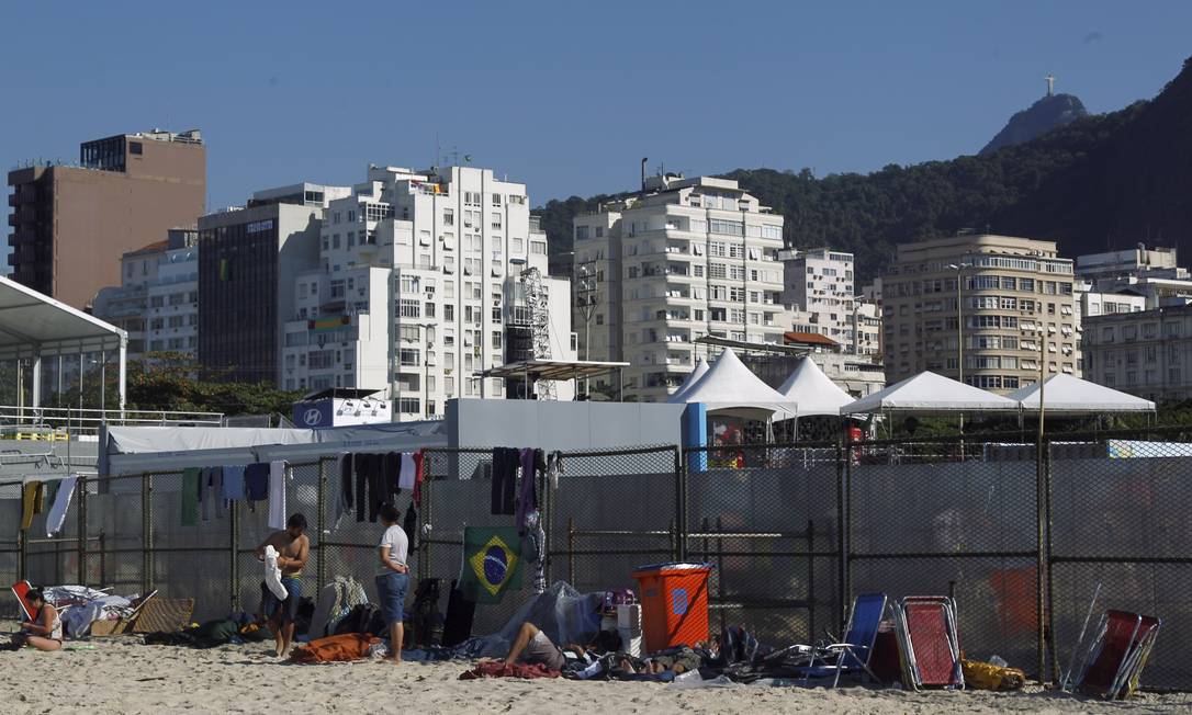 Estrangeiros fazem acampamento nas areias da Praia de Copacabana Foto: Gabriel de Paiva / Agência O Globo