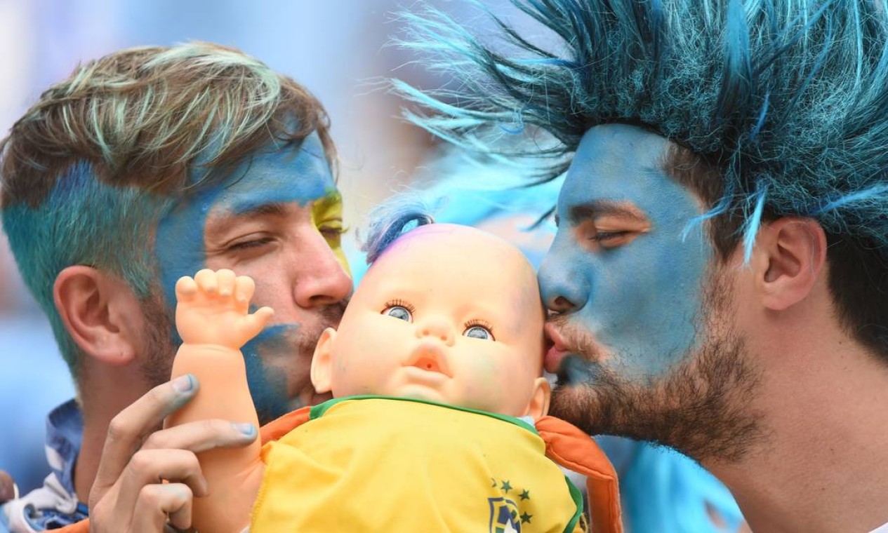 Uruguaios beijam boneca com a camisa do Brasil Foto: EMMANUEL DUNAND / AFP