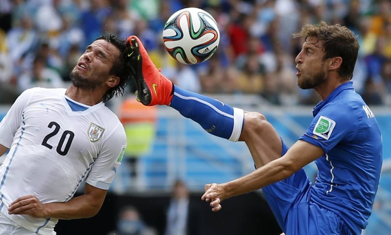 O uruguaio Alvaro Gonzalez mostra coragem na disputa de bola com Marchisio Foto: TORU HANAI / REUTERS