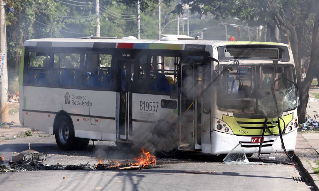 Ônibus é depredado durante protesto de moradores em Costa Barros Foto: Thiago Lontra / Extra
