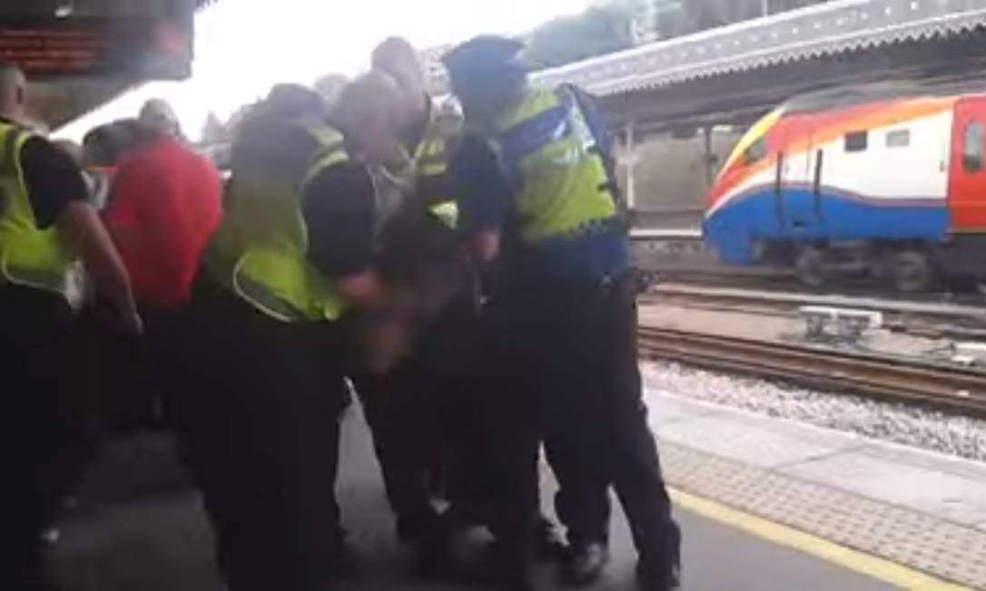 
Policiais prendem idoso após protesto em estação de trem
Foto:
/
Reprodução YouTube
